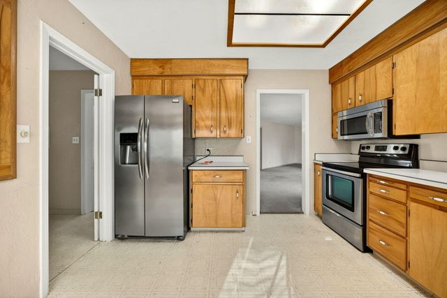 6 S Groveland Avenue, Medford, OR 97504