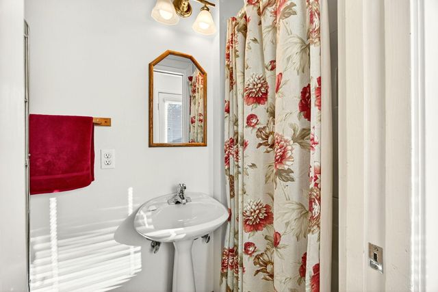 6 S Groveland Avenue, Medford, OR 97504