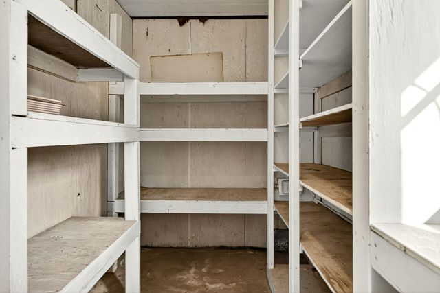 6 S Groveland Avenue, Medford, OR 97504