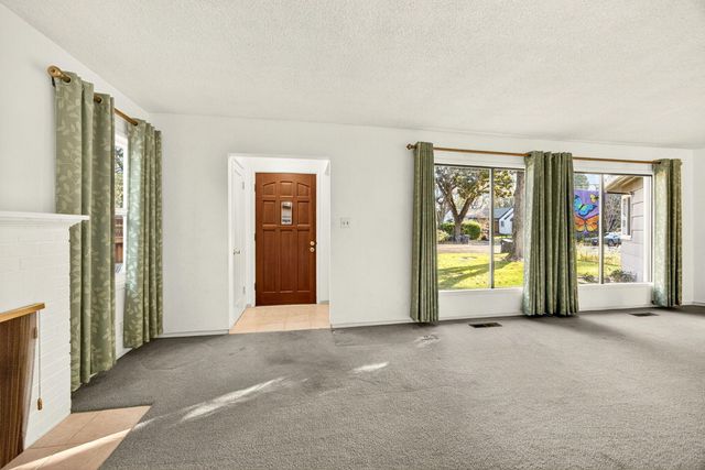 6 S Groveland Avenue, Medford, OR 97504