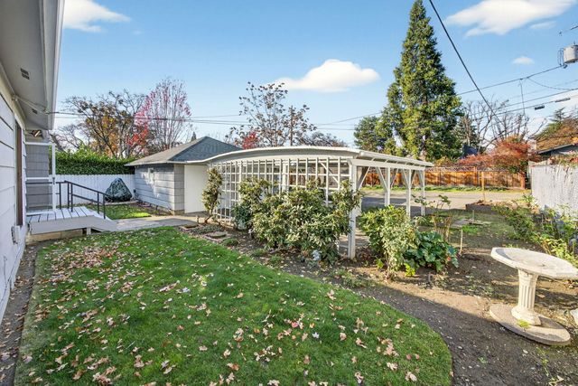 6 S Groveland Avenue, Medford, OR 97504