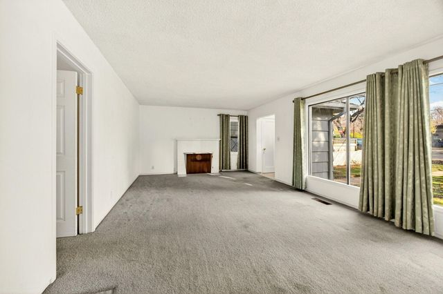 6 S Groveland Avenue, Medford, OR 97504