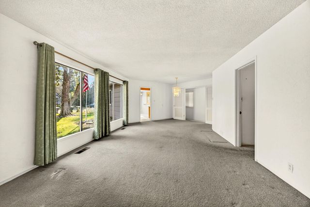 6 S Groveland Avenue, Medford, OR 97504