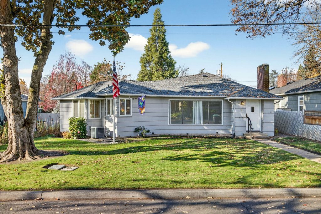 6 S Groveland Avenue, Medford, OR 97504