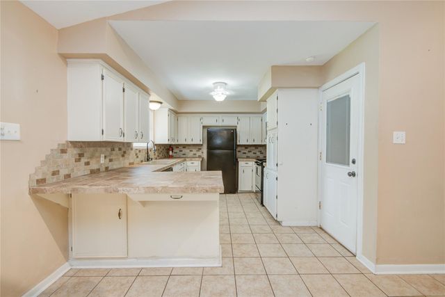 433 Southern Oaks Drive, Lake Jackson, TX 77566