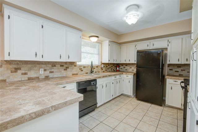 433 Southern Oaks Drive, Lake Jackson, TX 77566