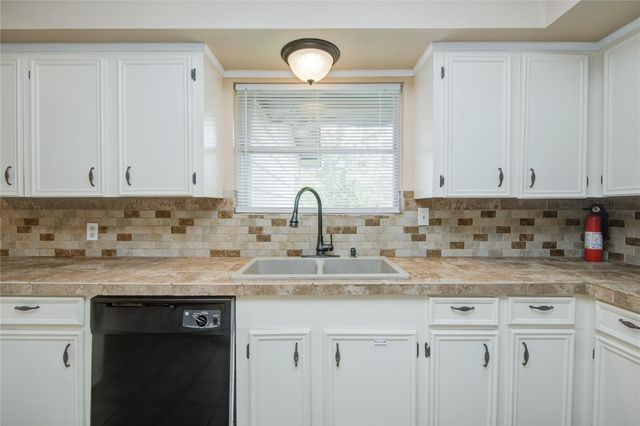 433 Southern Oaks Drive, Lake Jackson, TX 77566