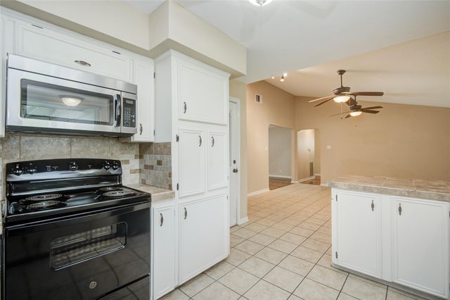 433 Southern Oaks Drive, Lake Jackson, TX 77566