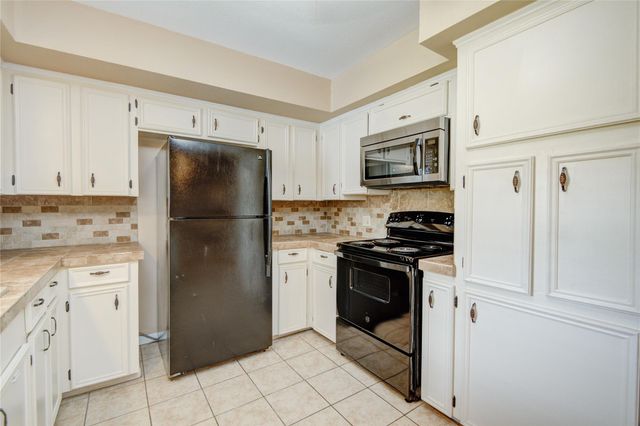 433 Southern Oaks Drive, Lake Jackson, TX 77566