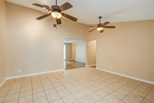 433 Southern Oaks Drive, Lake Jackson, TX 77566