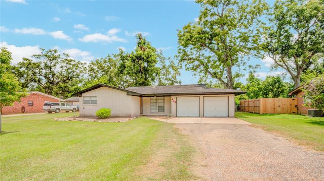 433 Southern Oaks Drive, Lake Jackson, TX 77566