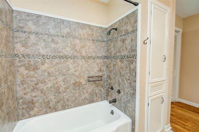 433 Southern Oaks Drive, Lake Jackson, TX 77566