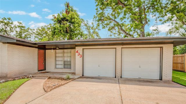 433 Southern Oaks Drive, Lake Jackson, TX 77566