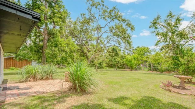 433 Southern Oaks Drive, Lake Jackson, TX 77566