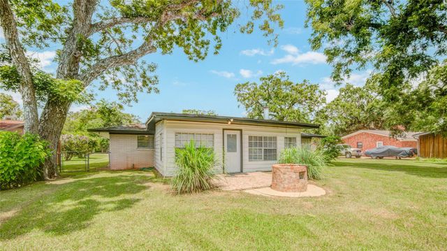 433 Southern Oaks Drive, Lake Jackson, TX 77566