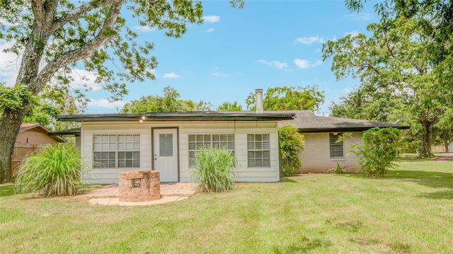 433 Southern Oaks Drive, Lake Jackson, TX 77566