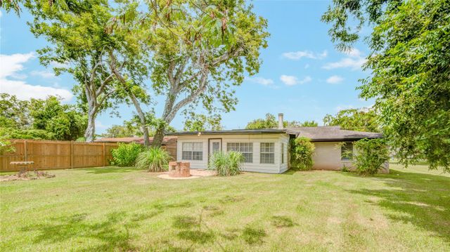 433 Southern Oaks Drive, Lake Jackson, TX 77566