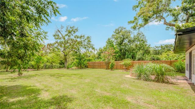 433 Southern Oaks Drive, Lake Jackson, TX 77566