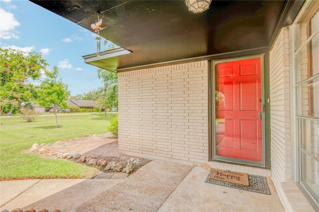 433 Southern Oaks Drive, Lake Jackson, TX 77566