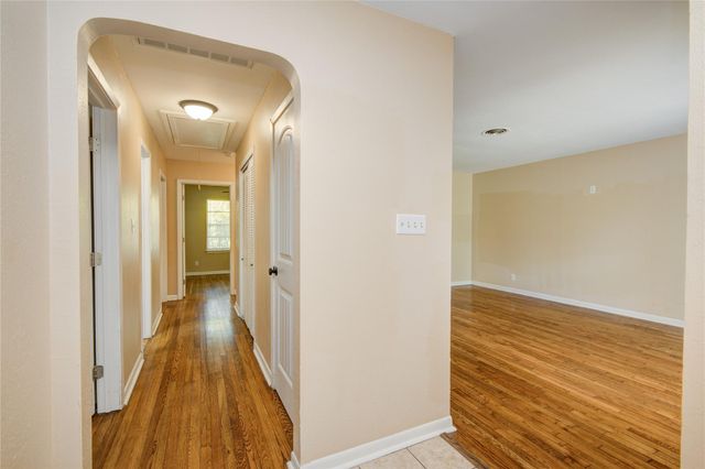 433 Southern Oaks Drive, Lake Jackson, TX 77566