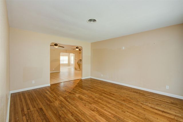 433 Southern Oaks Drive, Lake Jackson, TX 77566