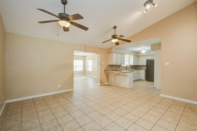 433 Southern Oaks Drive, Lake Jackson, TX 77566