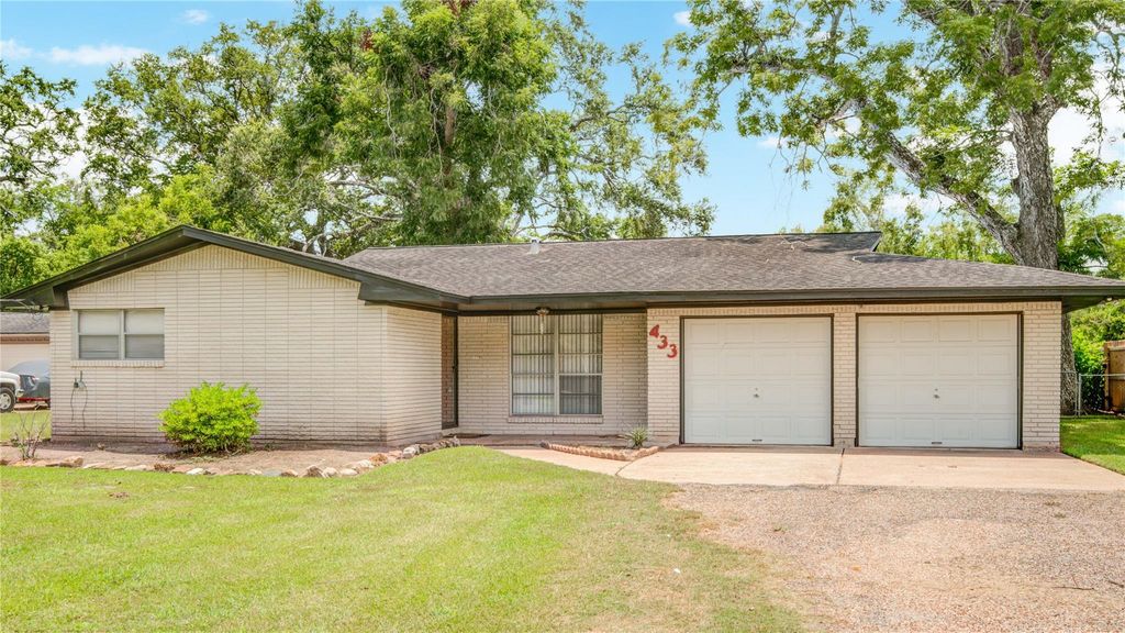 433 Southern Oaks Drive, Lake Jackson, TX 77566