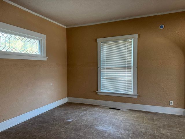 11 NW 2nd Street, Oelwein, IA 50662