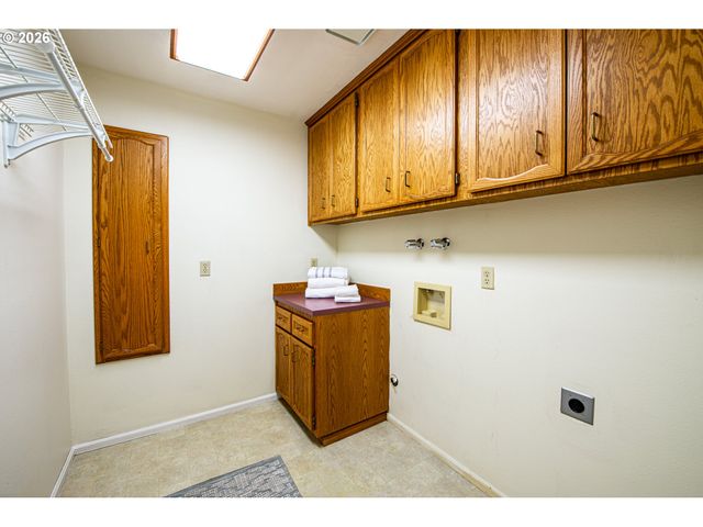 1810 HAPPY Ln, Eugene, OR 97401