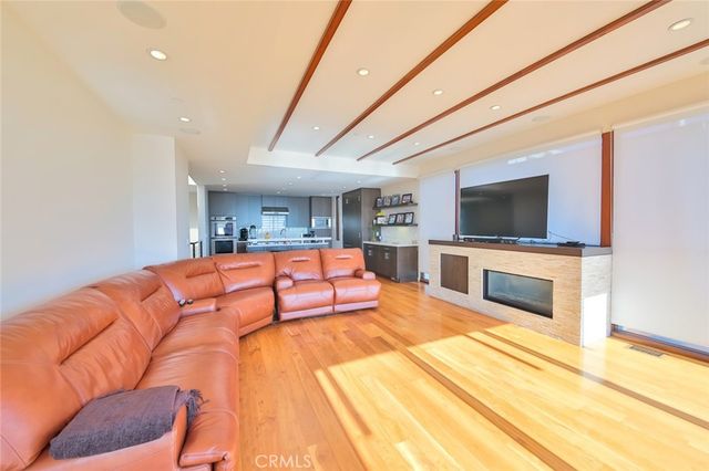 104 Manhattan Avenue, Manhattan Beach, CA 90266