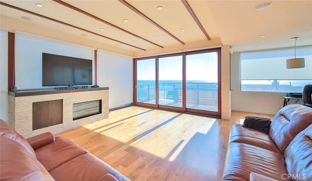 104 Manhattan Avenue, Manhattan Beach, CA 90266