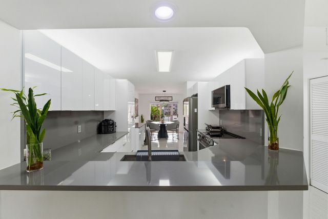 7524 Granville Drive 201, Tamarac, FL 33321