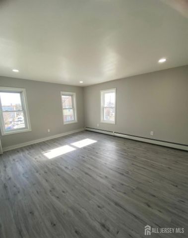 315 E Smith E Street, Woodbridge Proper, NJ 07095