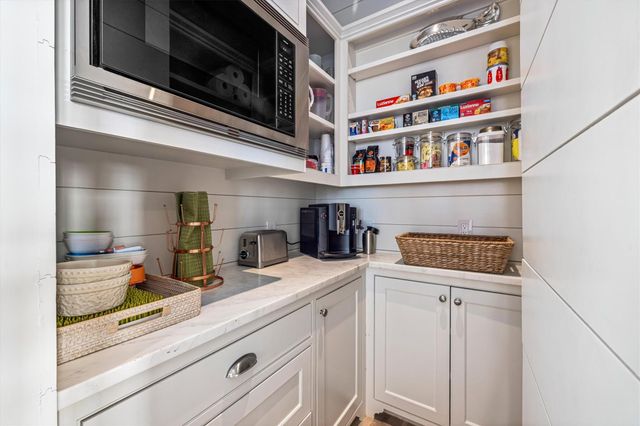 2445 E Seaside Drive, Galveston, TX 77550