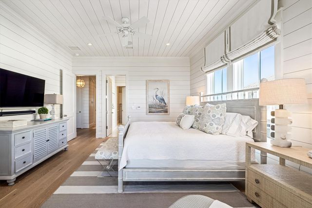 2445 E Seaside Drive, Galveston, TX 77550