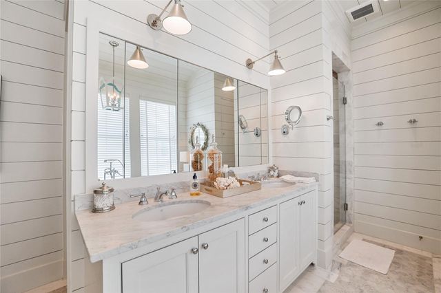 2445 E Seaside Drive, Galveston, TX 77550