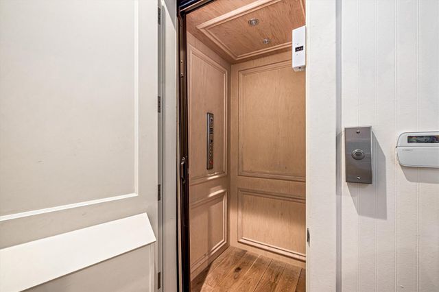 2445 E Seaside Drive, Galveston, TX 77550