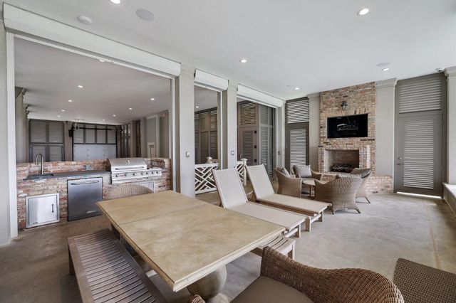 2445 E Seaside Drive, Galveston, TX 77550