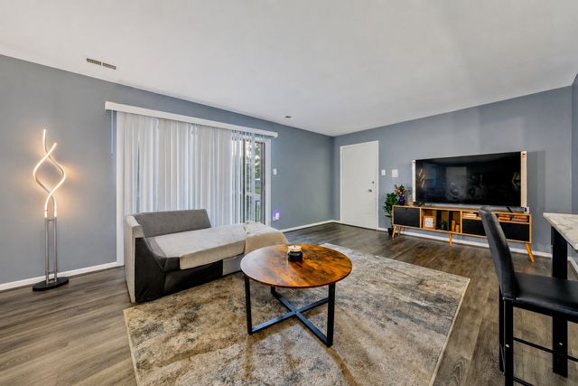 627 N Carroll Parkway 105, Glenwood, IL 60425