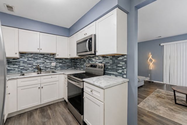 627 N Carroll Parkway 105, Glenwood, IL 60425