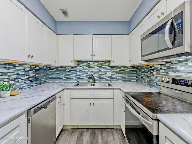 627 N Carroll Parkway 105, Glenwood, IL 60425
