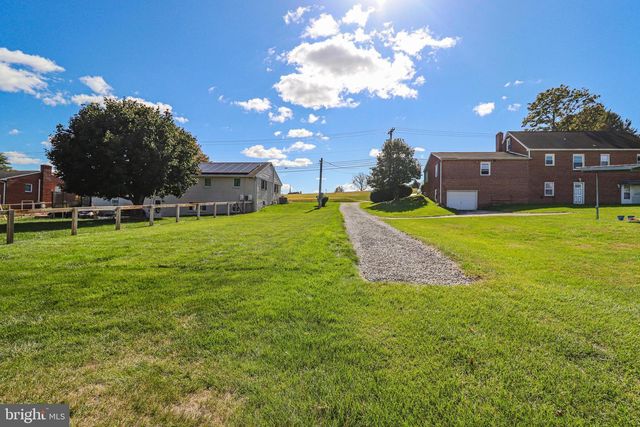 8 PARKVIEW DR, Seven Valleys, PA 17360