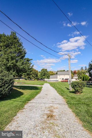 8 PARKVIEW DR, Seven Valleys, PA 17360