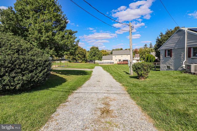 8 PARKVIEW DR, Seven Valleys, PA 17360