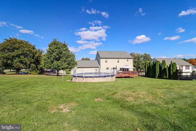8 PARKVIEW DR, Seven Valleys, PA 17360