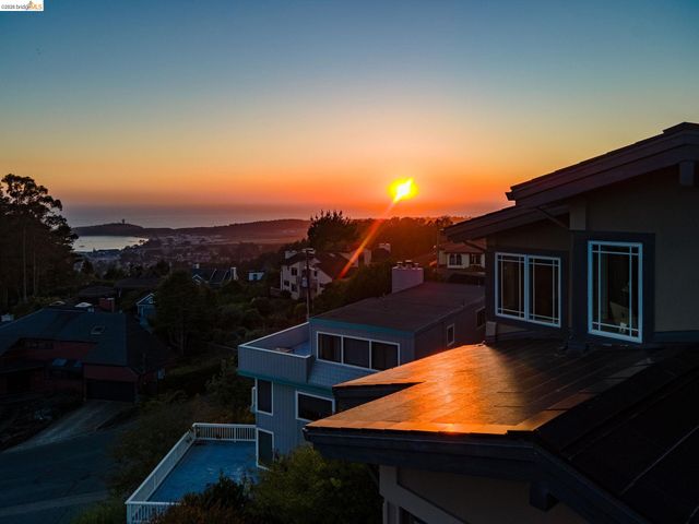 107 Dolphine Ave, El Granada, CA 94018