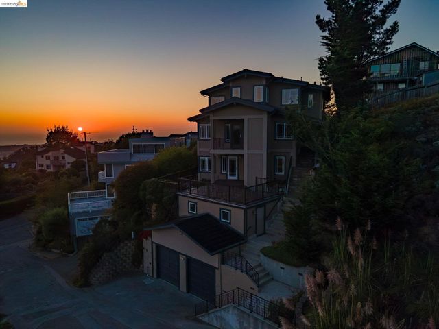 107 Dolphine Ave, El Granada, CA 94018