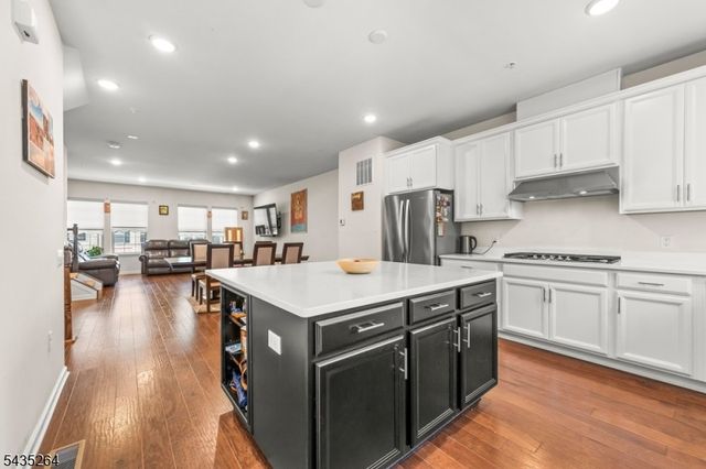 18 Cortland Ct, Livingston Twp., NJ 07039