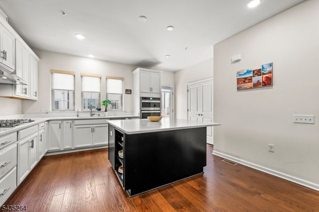 18 Cortland Ct, Livingston Twp., NJ 07039