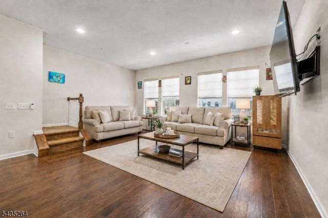 18 Cortland Ct, Livingston Twp., NJ 07039